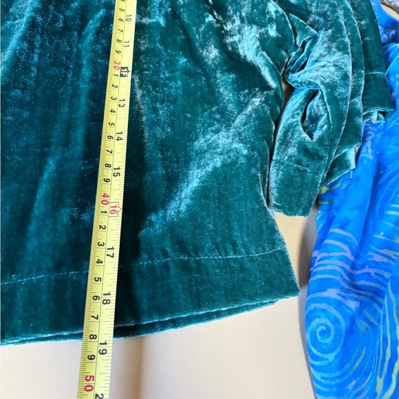 Cupcakes and cashmere green velvet bell sleeve crop top size small - Picture 5 of 7